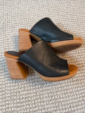 Kork-Ease Black Leather Open-Toe Mule with Tan Stacked Heel